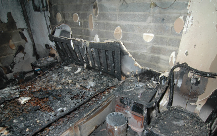 不使用个人保护系统的火灾损坏的卧室